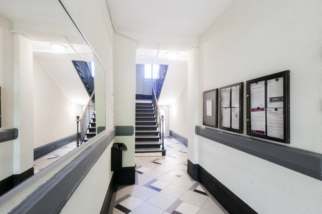 Couloir d'entrée totalement rénové dans un bâtiment des Grandes Cités Tase