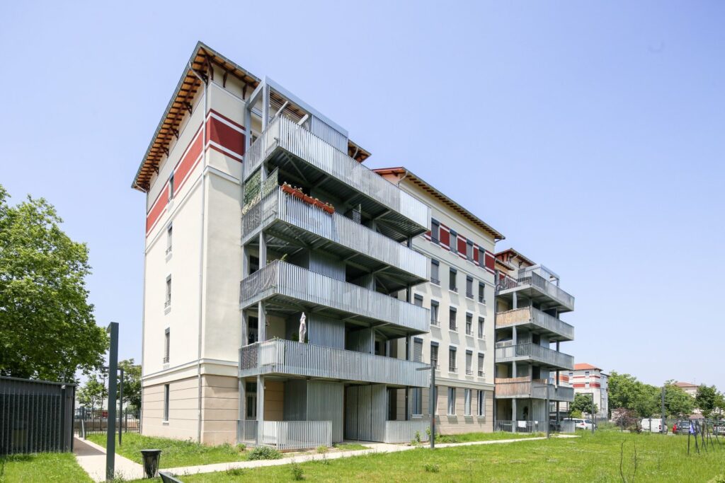 Vue sur la façade d'un bâtiment des Grandes Cités Tase avec terrasses