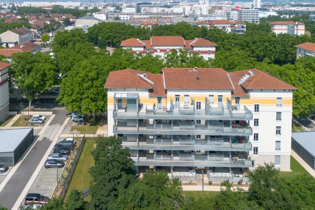 Vue aérienne d'une résidence des Grandes Cités avec balcons privatifs